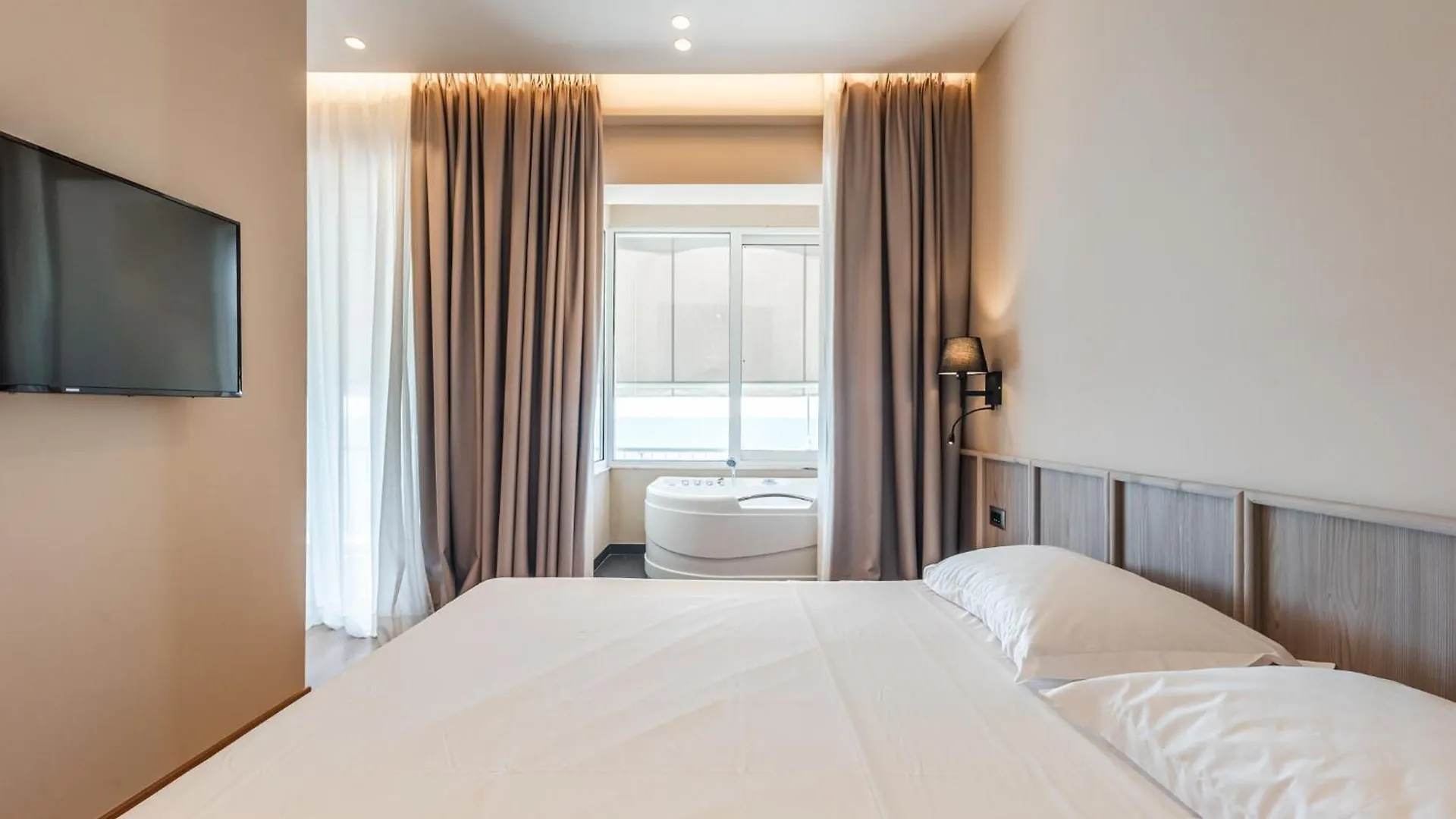 Aragosta Hotel Durrës 4*,