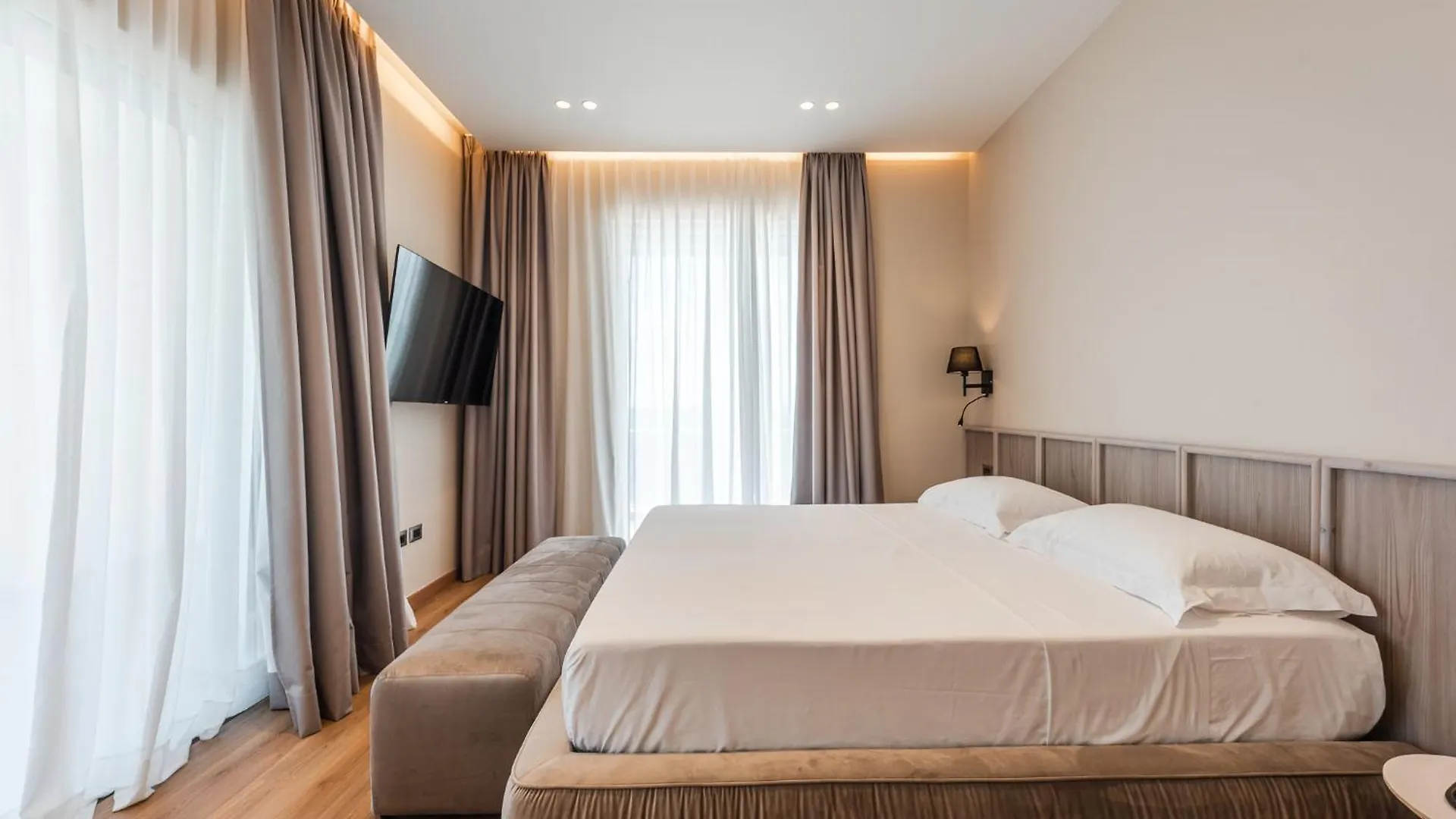Aragosta Hotel Durrës 4*,