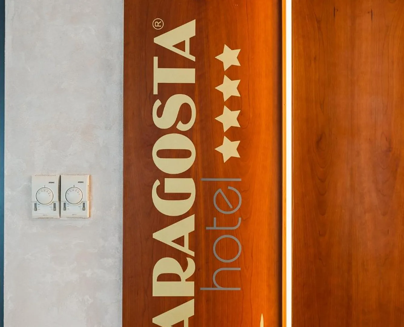 Aragosta Hotel & Restaurant Durres 4*,