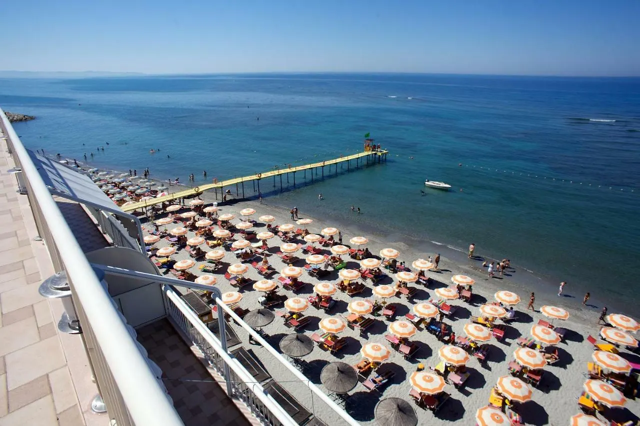 Aragosta Hotel Durrës 4*,